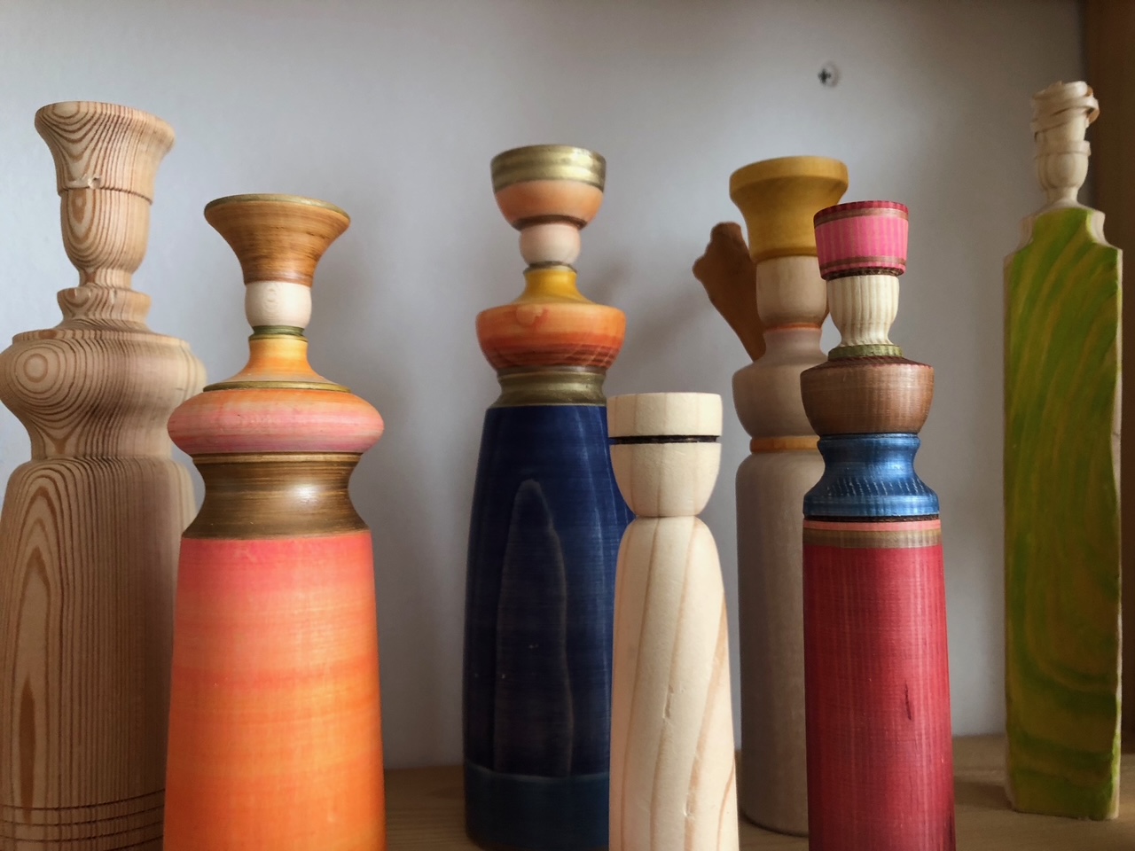 Holzgestaltung – farbige Holzobjekte